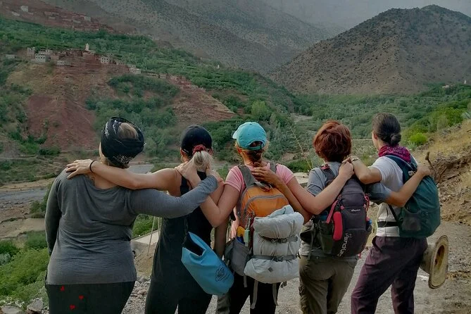 Randonnée pédestre au Maroc − Circuit de 3 jours dans le Haut Atlas La randonnée pédestre au Maroc en 3 jours est une expérience unique pour explorer les montagnes du Haut Atlas et les villages berbères authentiques. Ce circuit vous permet de découvrir la richesse culturelle et naturelle du Maroc : sommets majestueux, vallées verdoyantes, traditions ancestrales et hospitalité des habitants locaux.